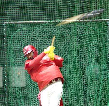 バットを折りながら、鋭い打球を放つファビアン（撮影・北村雅宏）