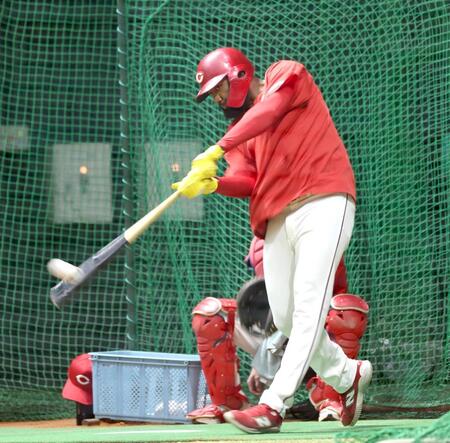 打撃練習で鋭い打球を放つファビアン（撮影・北村雅宏）