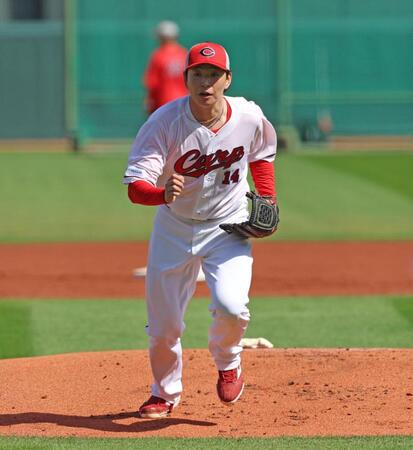 ３月５日、守備練習に励む広島・大瀬良大地
