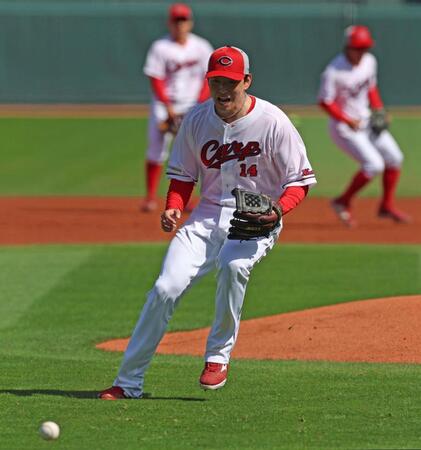 ３月５日、守備練習に励む広島・大瀬良大地