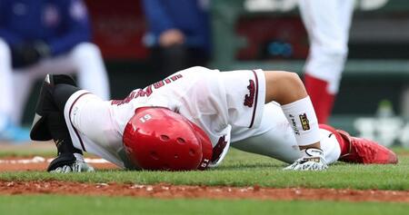 ６回、自打球を当て痛がる平川（撮影・北村雅宏）