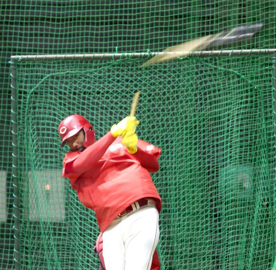 バットを折りながら、鋭い打球を放つファビアン（撮影・北村雅宏）