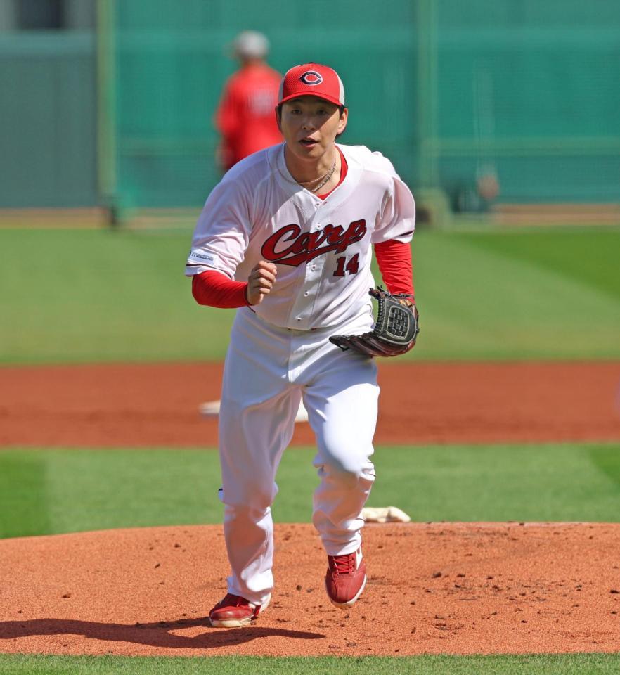 ３月５日、守備練習に励む広島・大瀬良大地