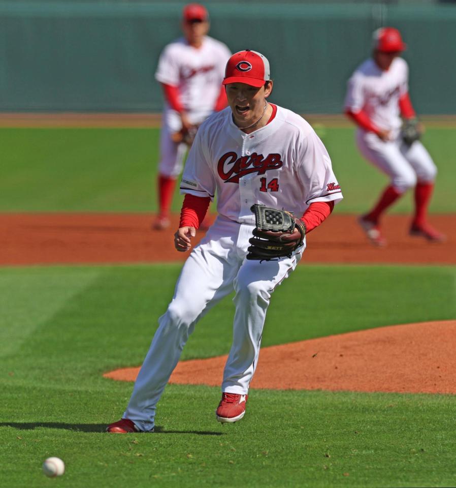 ３月５日、守備練習に励む広島・大瀬良大地