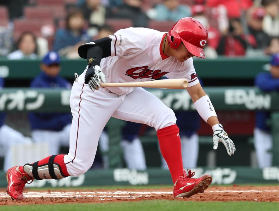 ６回、自打球を受け、転倒する平川（撮影・北村雅宏）