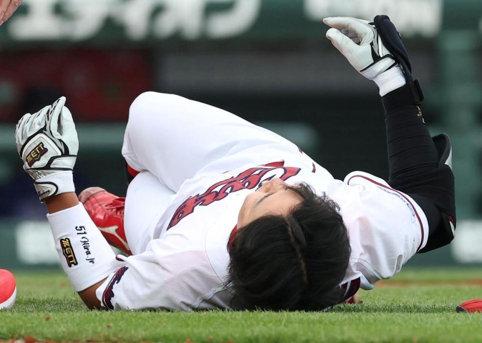 ６回、自打球を当て痛がる平川（撮影・北村雅宏）