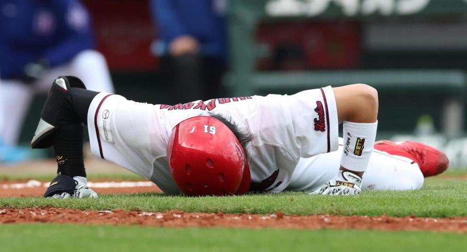 ６回、自打球を当て痛がる平川（撮影・北村雅宏）