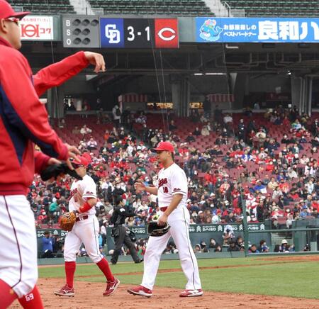 ３回、勝ち越しを許し、ベンチに戻る森（中央）＝撮影・北村雅宏