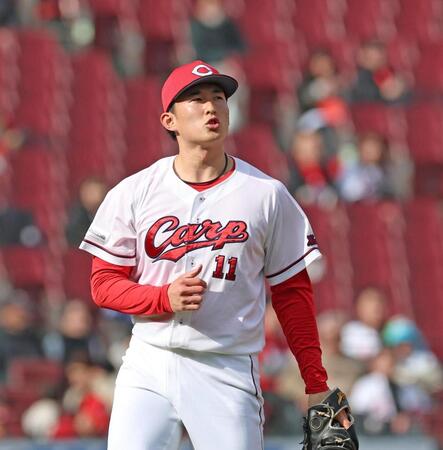 ８回、中日打線を三者凡退に抑えた斉藤汰（撮影・北村雅宏）