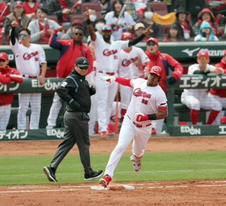 ２回、ソロ本塁打を放ち塁を回るモンテロ