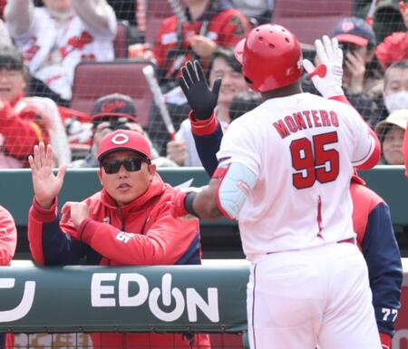 ２回、同点ソロを放ったモンテロを迎える新井監督