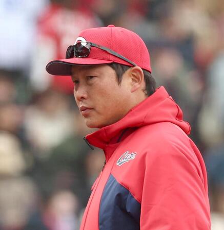 選手交代を告げ、ベンチに戻る新井監督（撮影・北村雅宏）