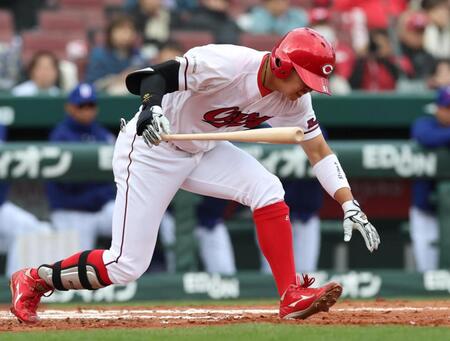 ６回、自打球を受け、転倒する平川（撮影・北村雅宏）