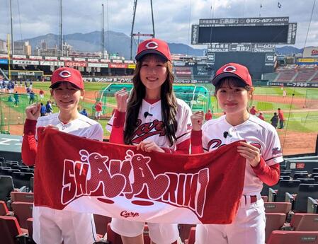 今年のホームランガールに選ばれた（左から）上中美侑さん、高間美緒さん、森上遥翔さん（撮影・市尻達拡）