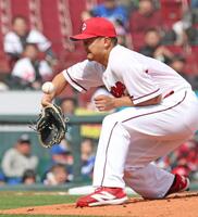 ２回、辻本の打球に対し、グラブを差し出す森（撮影・北村雅宏）