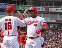 ２回、同点ソロを放ち、森とポーズを見せるモンテロ（右）＝撮影・北村雅宏