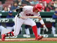 ６回、自打球を受け、転倒する平川（撮影・北村雅宏）