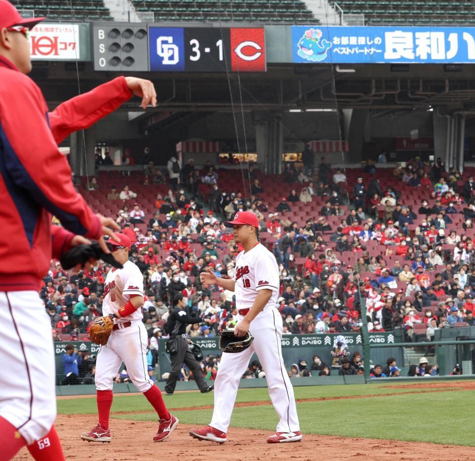 ３回、勝ち越しを許し、ベンチに戻る森（中央）＝撮影・北村雅宏