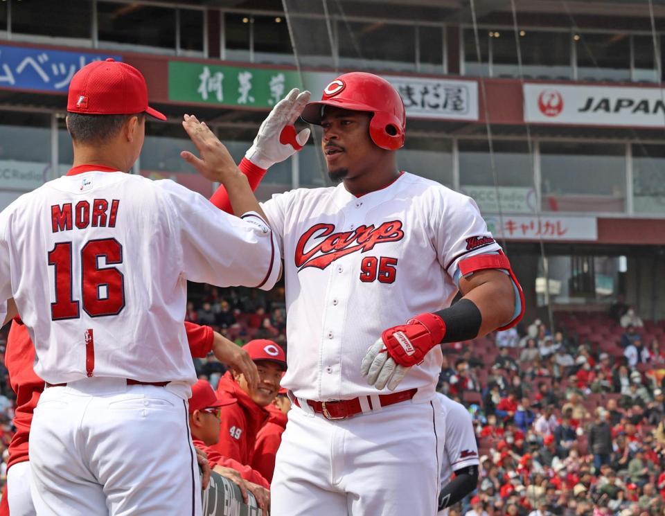 ２回、同点ソロを放ち、森とポーズを見せるモンテロ（右）＝撮影・北村雅宏