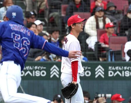 ９回、木下に２点適時打を許す森浦　