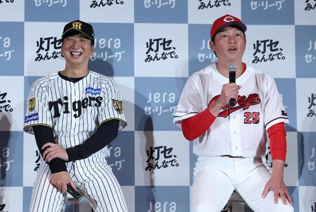 新井監督（右）の話に笑顔を見せる藤川監督（撮影・佐々木彰尚）