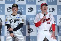 新井監督（右）の話に笑顔を見せる藤川監督（撮影・佐々木彰尚）