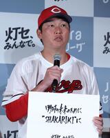 メッセージを書いた新井監督（撮影・佐々木彰尚）