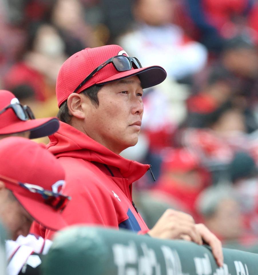 ８回の攻撃をベンチから見る新井監督（撮影・北村雅宏）