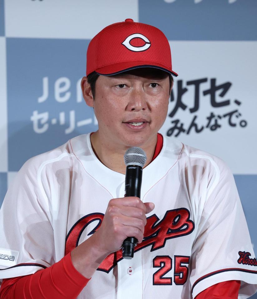 イベントに登場した新井監督（撮影・佐々木彰尚）