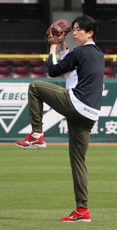 キャッチボールをする大瀬良