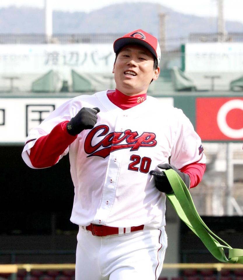 ゴムチューブを使ったトレーニングをする栗林（撮影・市尻達拡）