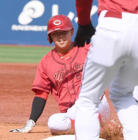 ３回、デュプランティエの暴投の間に三塁を奪う二走の平川（撮影・園田高夫）