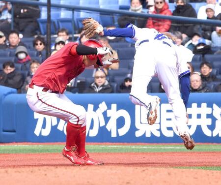 ３回、一塁けん制で三森（右）に走塁妨害される平川（撮影・園田高夫）