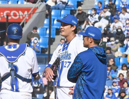 相川監督に交代を告げられた藤浪（中央）＝撮影・園田高夫