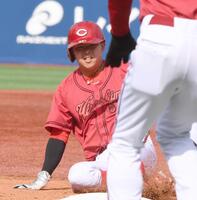 ３回、デュプランティエの暴投の間に三塁を奪う二走の平川（撮影・園田高夫）