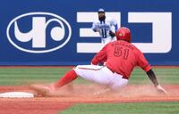 １回、打者ファビアンのとき二塁盗塁を決めた平川（撮影・園田高夫）