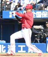 ４回広島２死一、二塁、ピッチャー強襲ヒットを放った秋山翔吾＝横浜スタジアム（撮影・園田高夫）