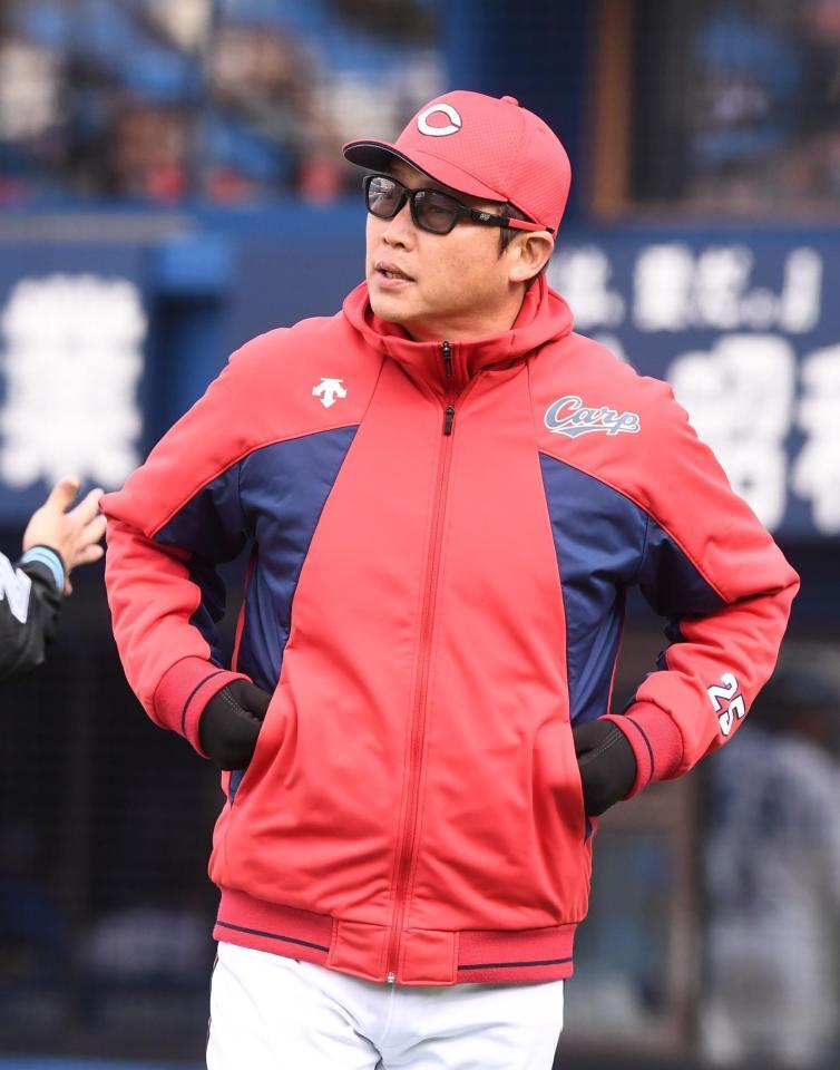 渋い表情でスコアボードを見つめる新井監督（撮影・園田高夫）