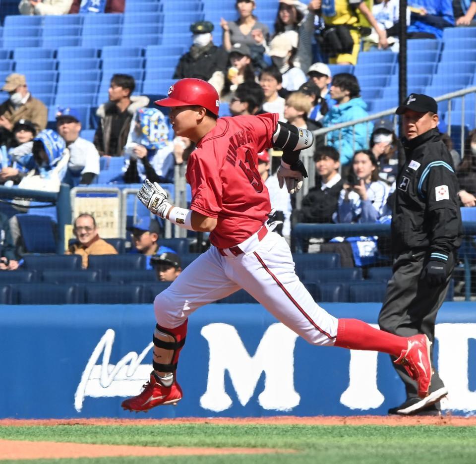 先制の右前タイムリーを放ち一塁ベースをまわる平川（撮影・園田高夫）