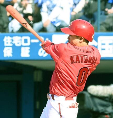 ４回、２点打を放つ勝田