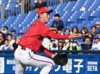 ８回、松尾の投ゴロをキャッチする岡本（撮影・園田高夫）