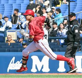 　１回、先制打を放ち一塁をまわる平川