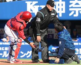 広島・岡本の投球が名幸球審の顔面直撃するアクシデント　捕手も取れず　治療で退くも、グラウンドに戻りスタンドからは拍手