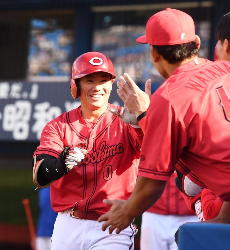 ６回、貴重な２ランを放ちナインと笑顔でタッチする勝田成（撮影・園田高夫）