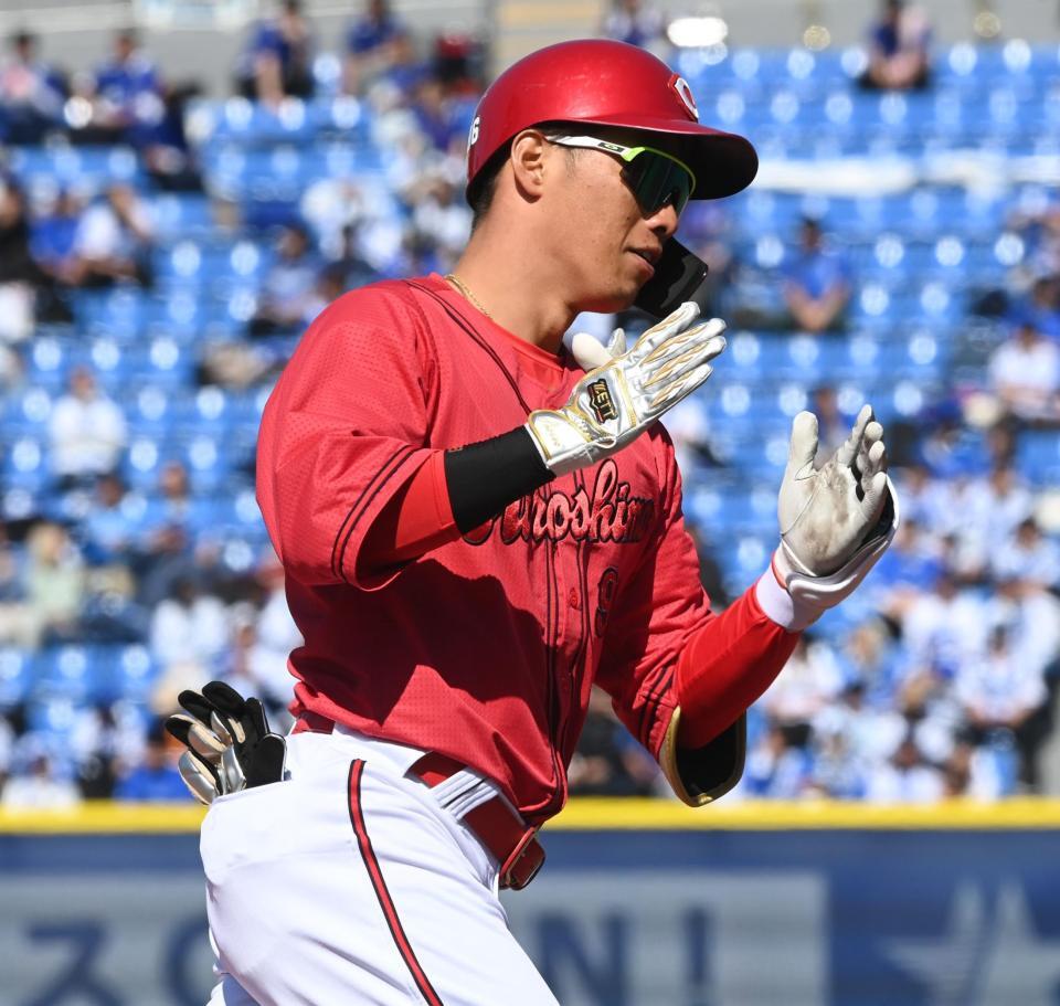 ３回、先制２ランを放ち三塁をまわる中村奨（撮影・園田高夫）