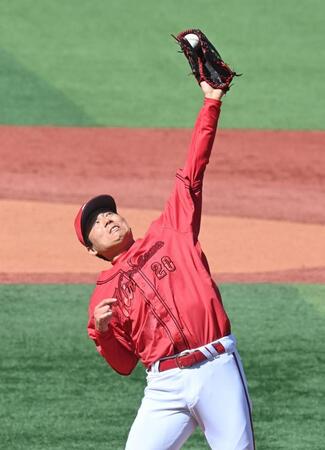 ２回、京田の打球をキャッチした栗林（撮影・園田高夫）