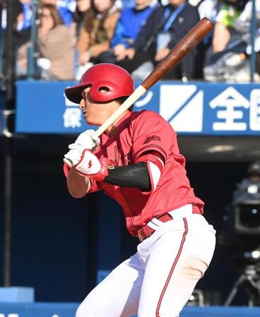 ８回、中前打を放った佐々木（撮影・園田高夫）