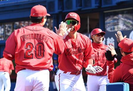 ３回、先制２ランを放ち栗林とタッチする中村奨（中央）＝撮影・園田高夫