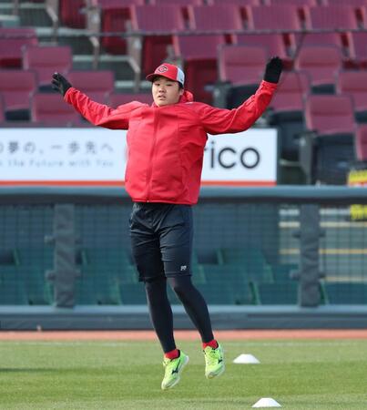 入念に体を動かす高（撮影・北村雅宏）