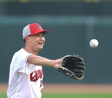 キャッチボールする森（撮影・北村雅宏）